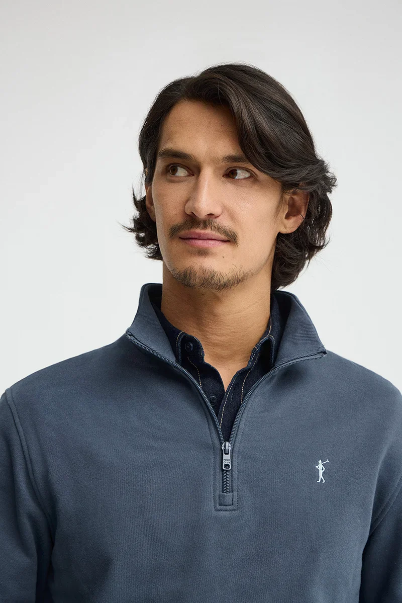 Sudadera azul denim de cuello alto con cremallera y bordado Rigby Go - Image 3