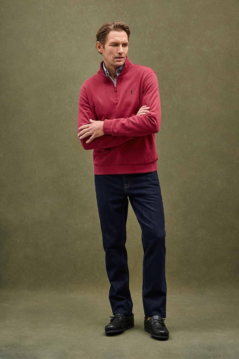 Sudadera rojo quemado de cuello alto con cremallera y bordado Rigby Go - Image 2