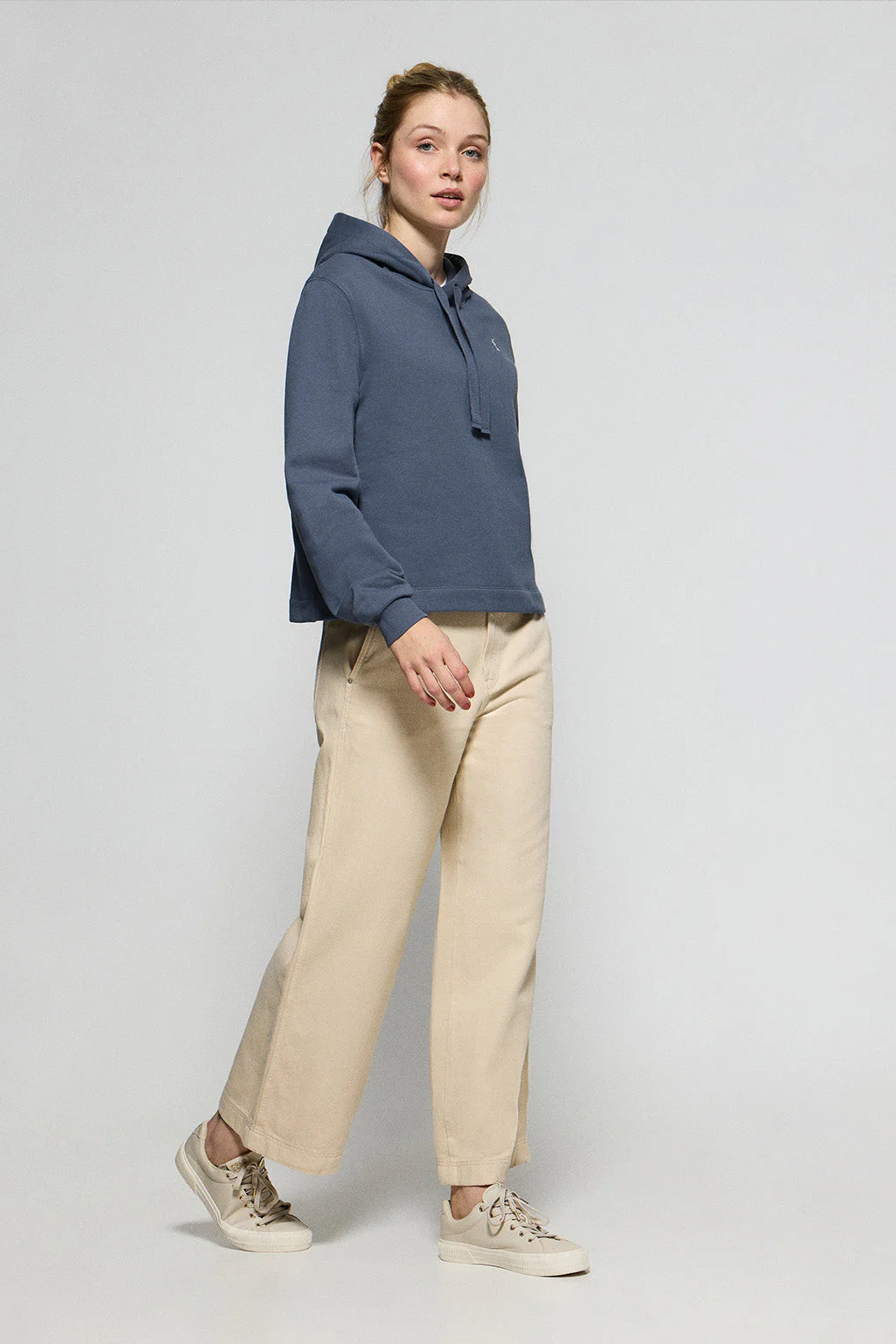 Sudadera con capucha azul denim con logo bordado Rigby Go - Image 3