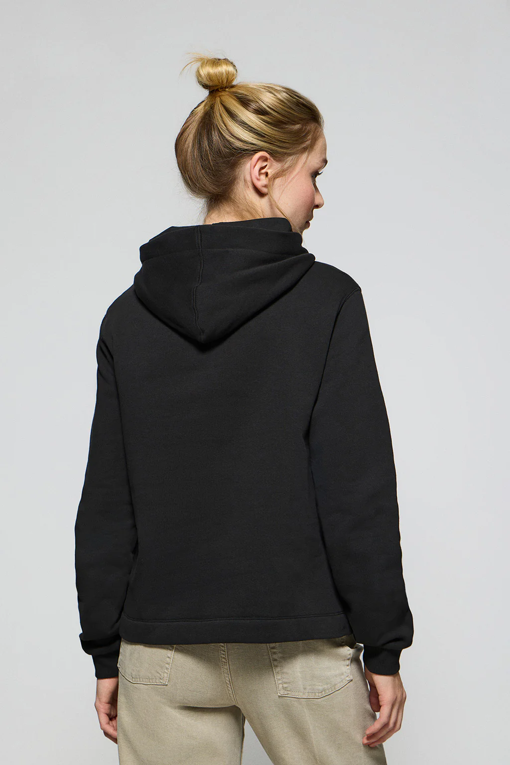 Sudadera con capucha negra con logo bordado Rigby Go - Image 4
