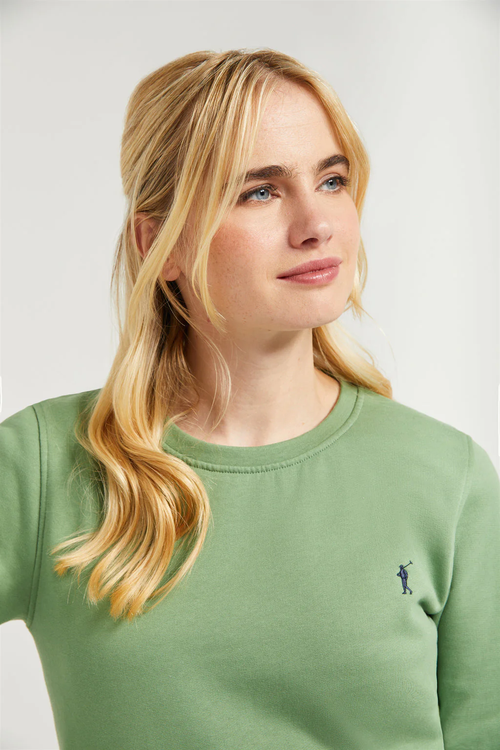 Sudadera básica verde lodo de cuello redondo y logo Rigby Go - Image 3