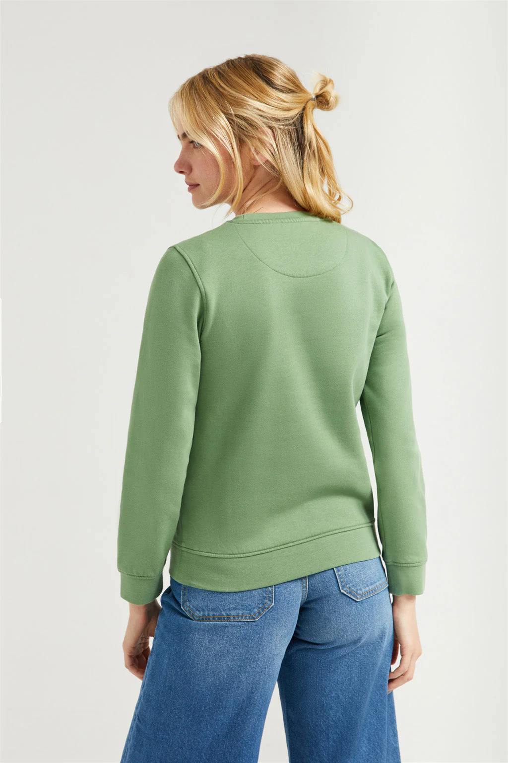 Sudadera básica verde lodo de cuello redondo y logo Rigby Go - Image 5