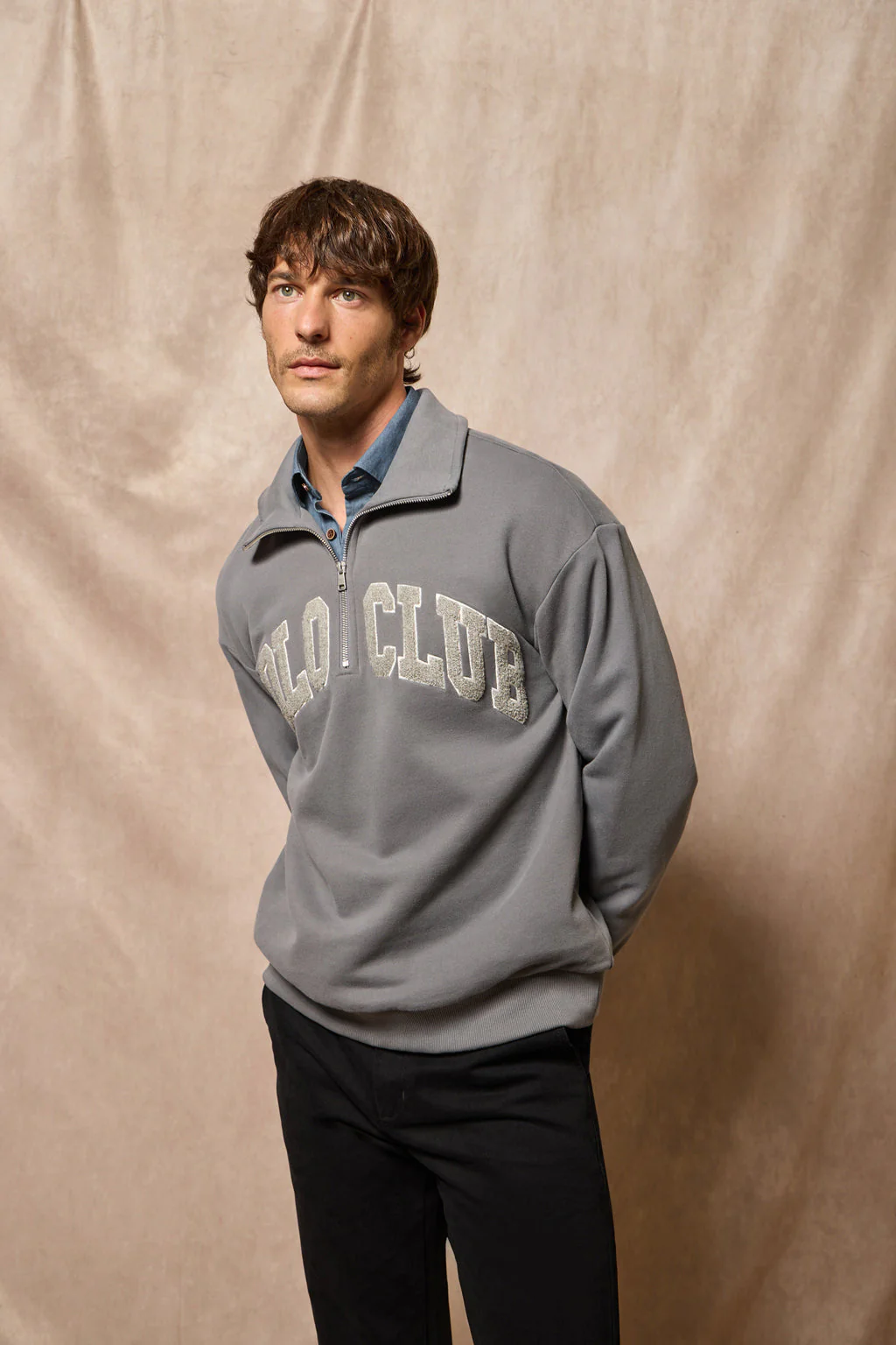 Sudadera gris asfalto Seldon con media cremallera y gráfico Polo Club - Image 4