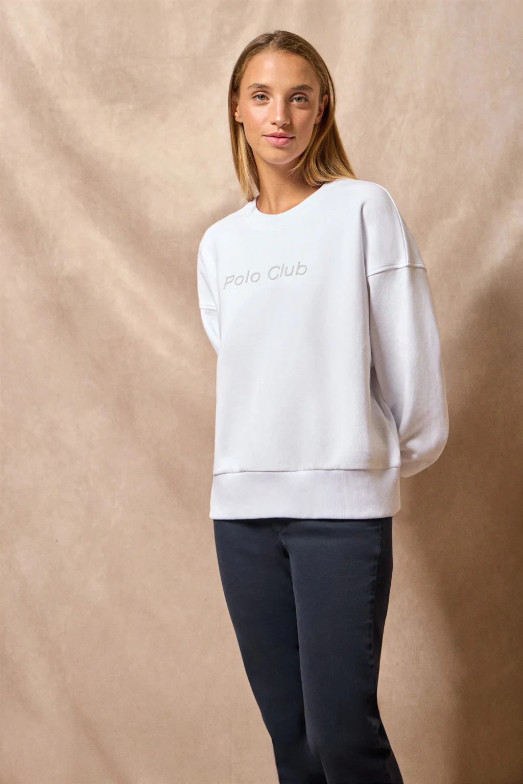 Sudadera básica de cuello redondo blanca con logo frontral Polo Club engomado - Image 4