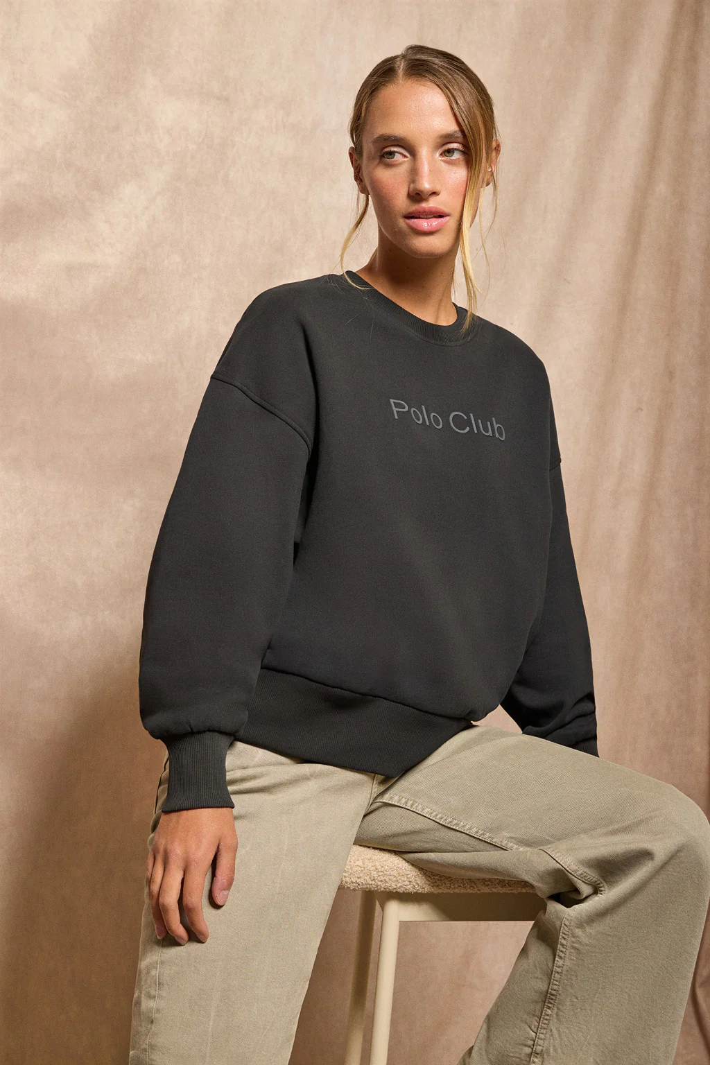 Sudadera básica de cuello redondo negra con logo frontral Polo Club engomado - Image 4