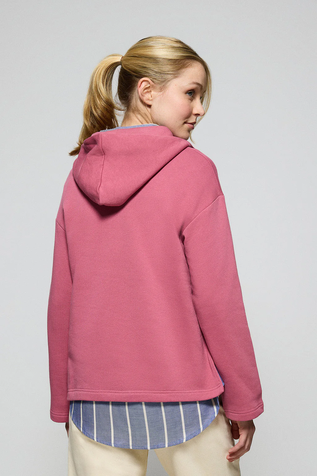 Sudadera Sinsajo rosa vino con capucha y cremallera con logo Rigby Go - Image 4