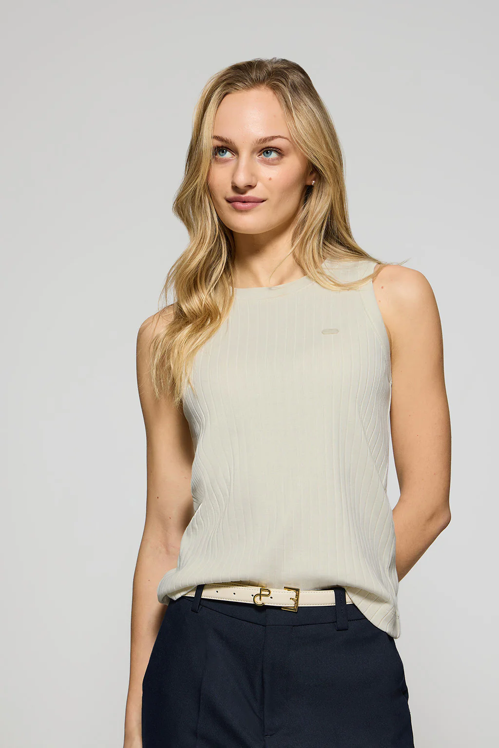 Camiseta top Tamika color crudo acanalada con detalle de botón nacarado Polo Club