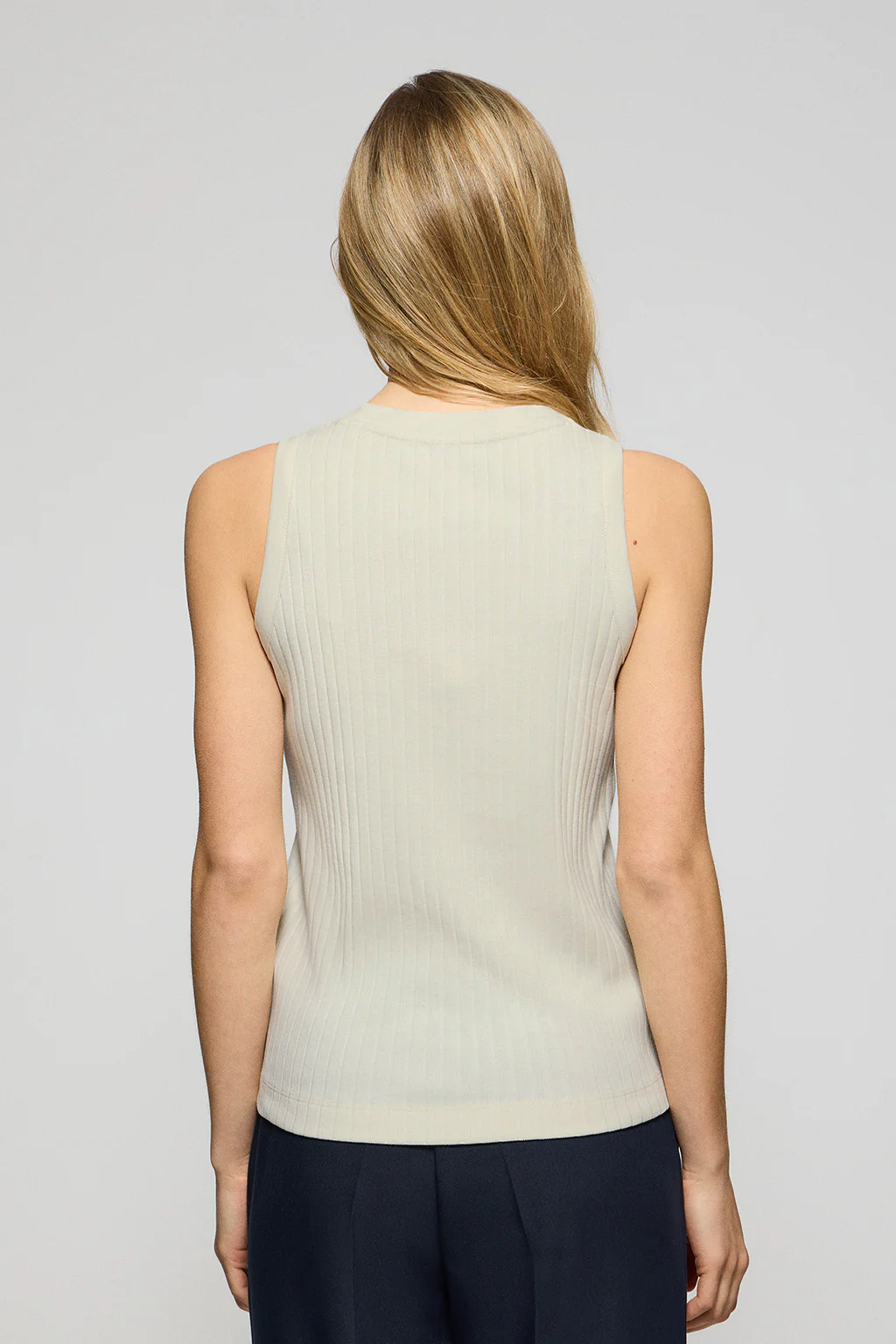 Camiseta top Tamika color crudo acanalada con detalle de botón nacarado Polo Club - Image 5