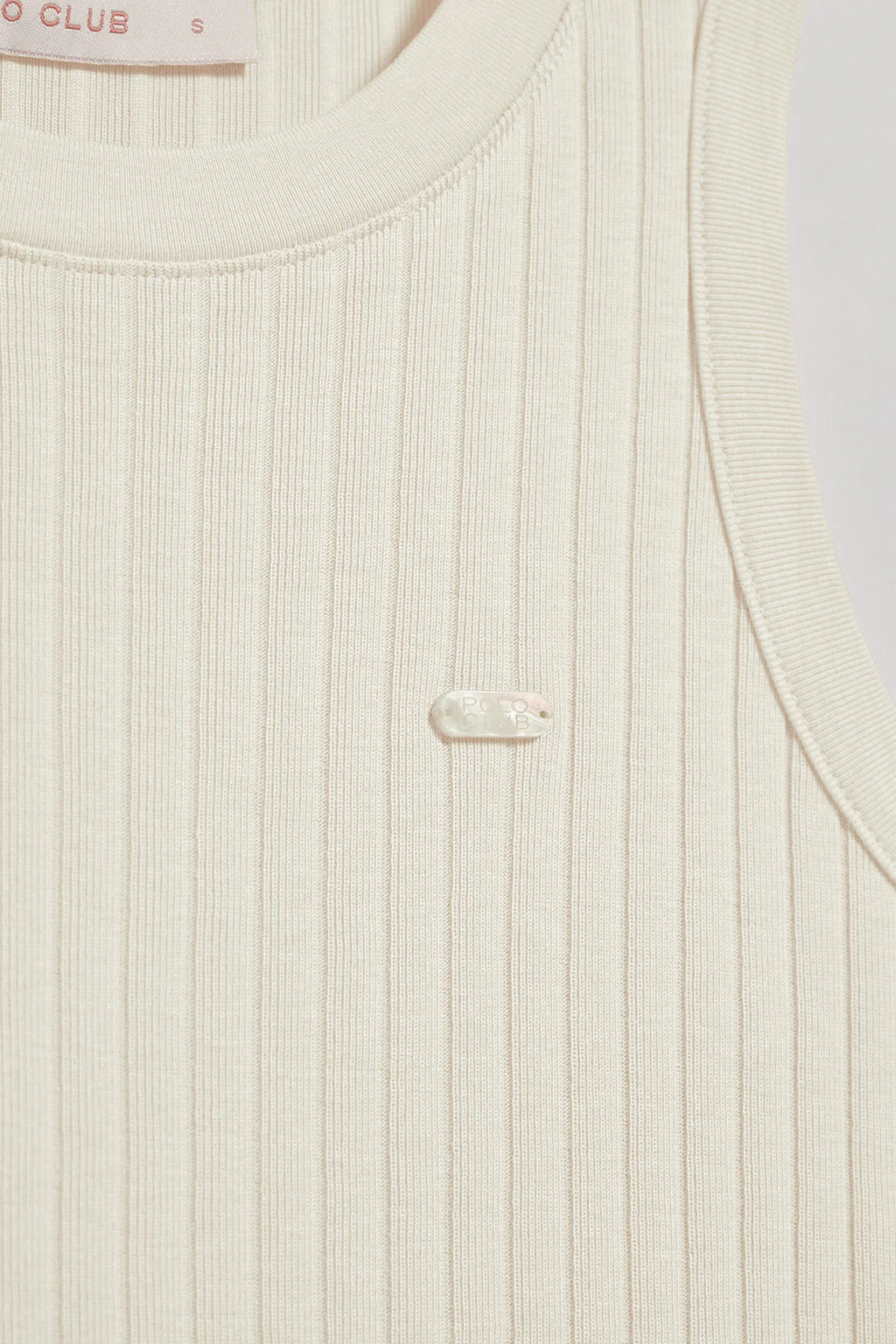 Camiseta top Tamika color crudo acanalada con detalle de botón nacarado Polo Club - Image 7