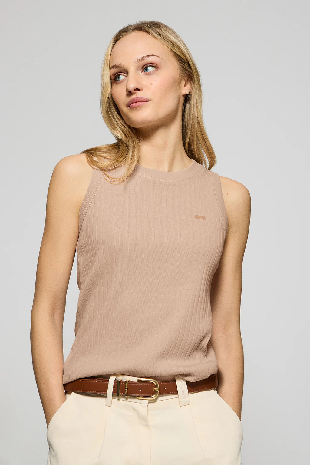 Camiseta top Tamika color maquillaje acanalada con detalle de botón nacarado Polo Club