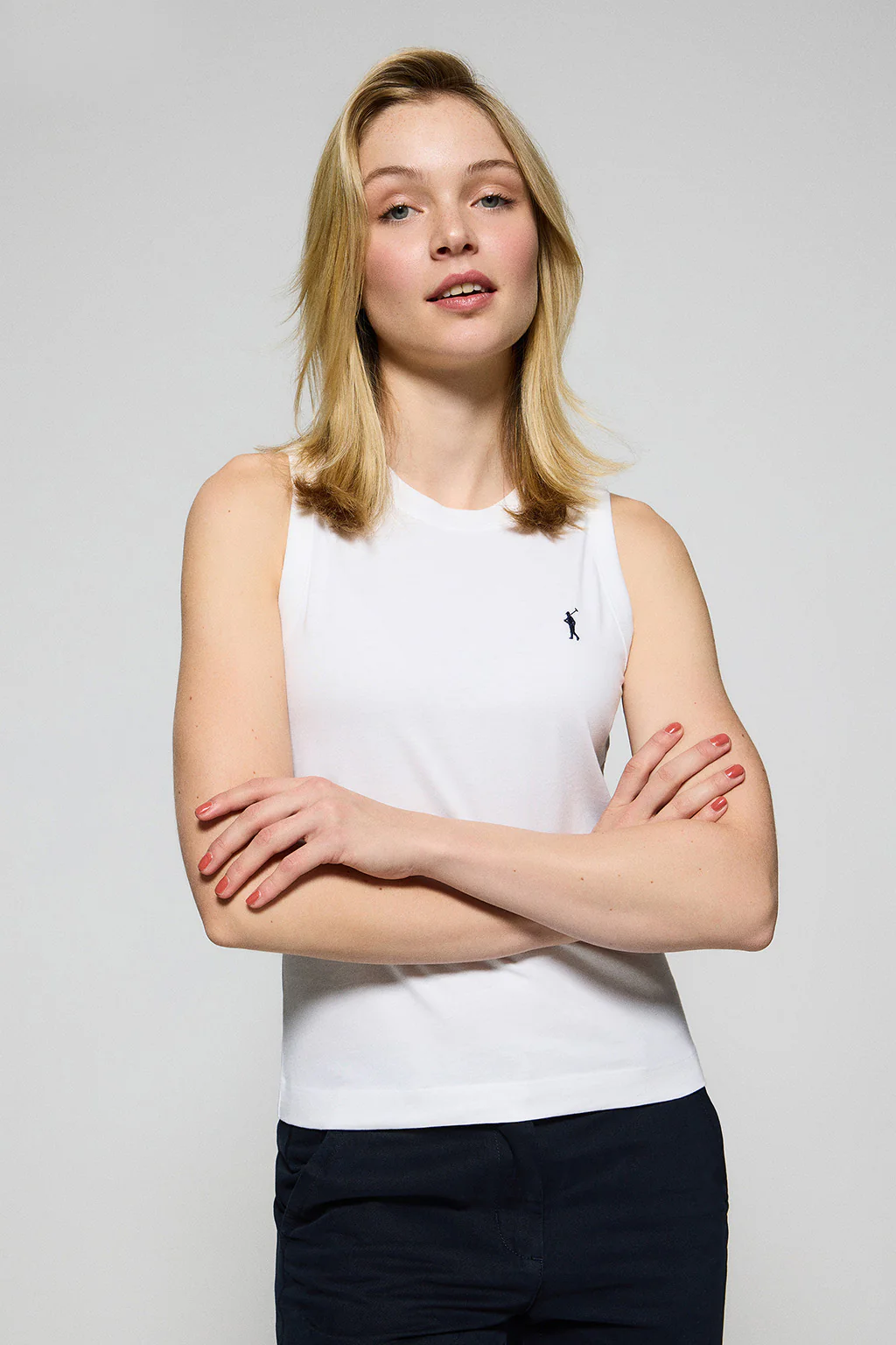 Camiseta básica blanca sin mangas y cuello redondo con logo bordado Rigby Go - Image 4