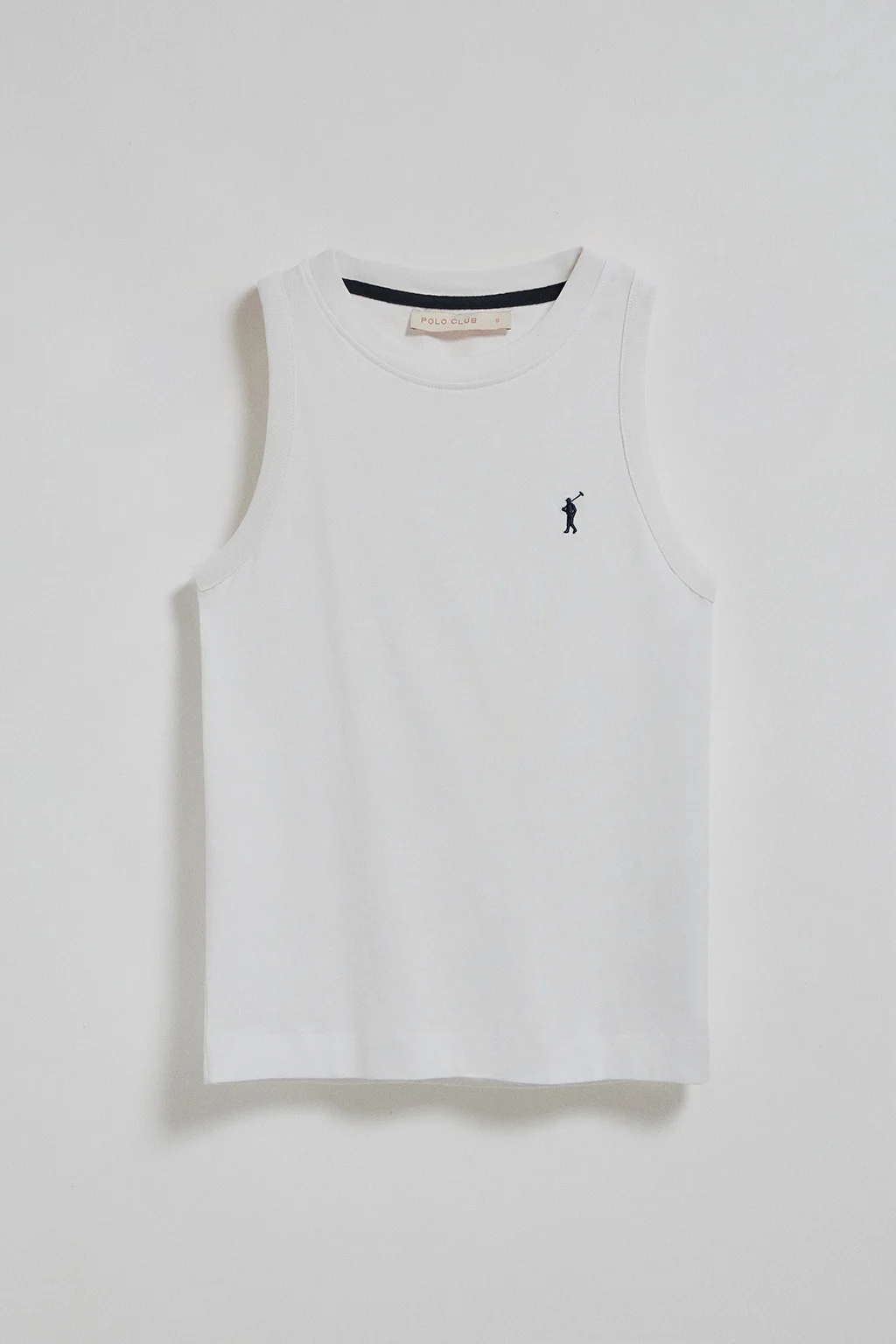 Camiseta básica blanca sin mangas y cuello redondo con logo bordado Rigby Go - Image 6