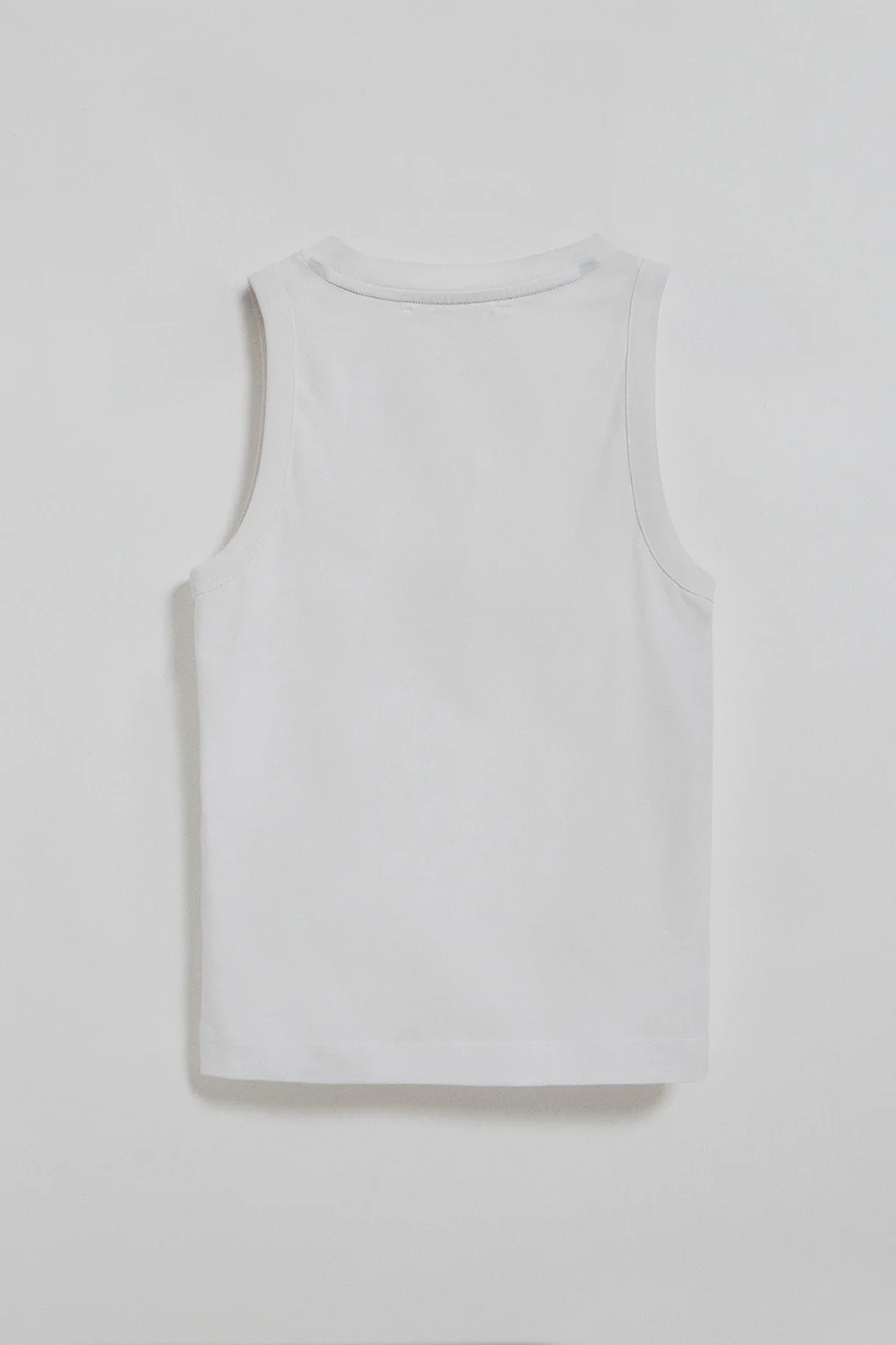 Camiseta básica blanca sin mangas y cuello redondo con logo bordado Rigby Go - Image 8