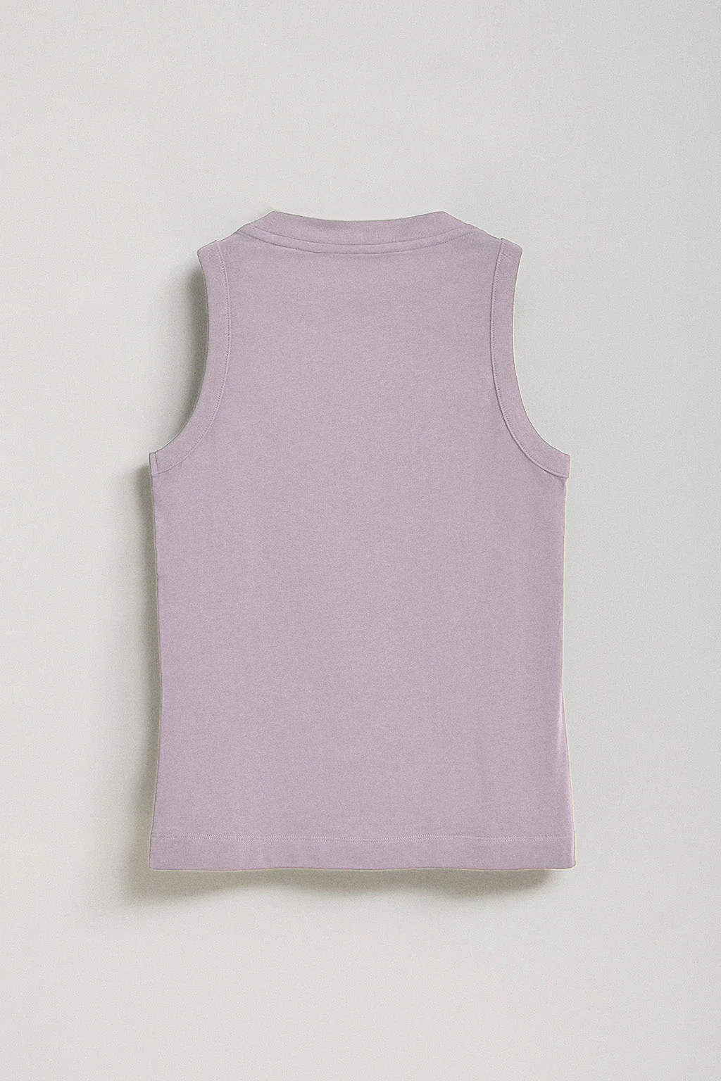 Camiseta básica azul lavanda sin mangas y cuello redondo con logo bordado Rigby Go - Image 7