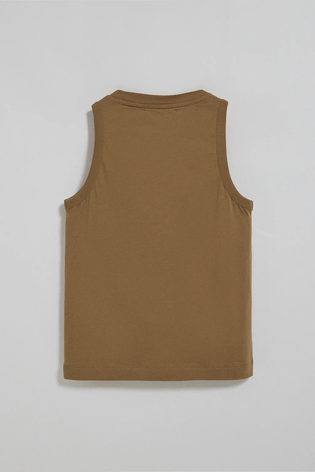 Camiseta básica marrón sin mangas y cuello redondo con logo bordado Rigby Go - Image 7