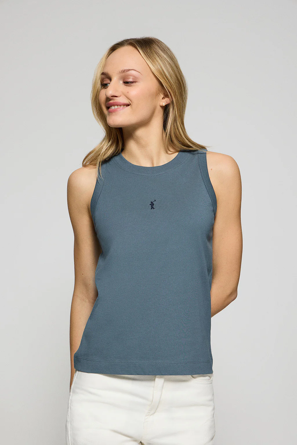 Camiseta básica azul denim sin mangas y cuello redondo con logo bordado Rigby Go