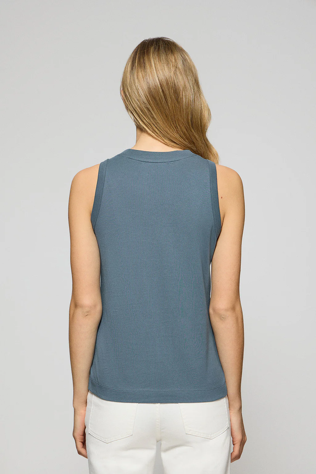 Camiseta básica azul denim sin mangas y cuello redondo con logo bordado Rigby Go - Image 2