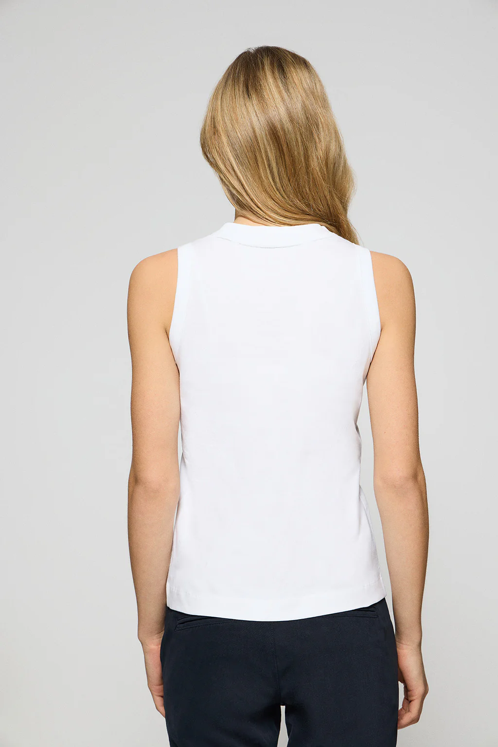 Camiseta básica blanca sin mangas y cuello redondo con logo bordado Rigby Go - Image 4