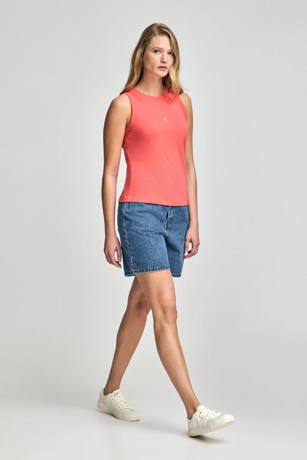 Camiseta básica color coral sin mangas y cuello redondo con logo bordado Rigby Go - Image 3
