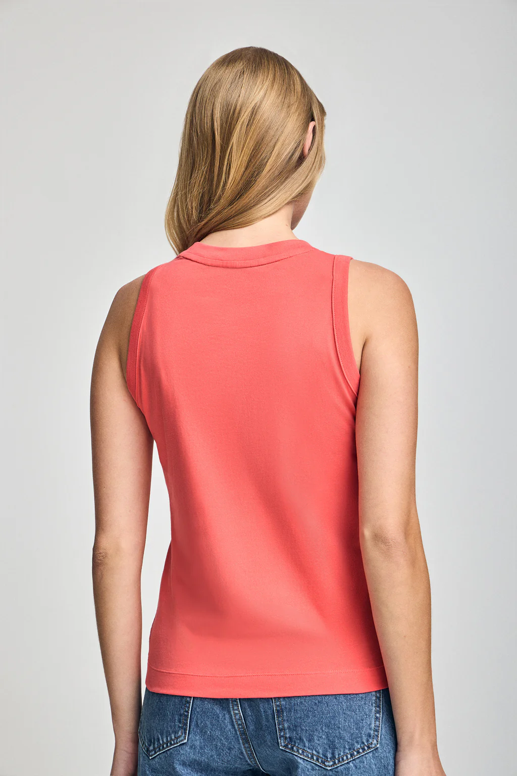 Camiseta básica color coral sin mangas y cuello redondo con logo bordado Rigby Go - Image 4