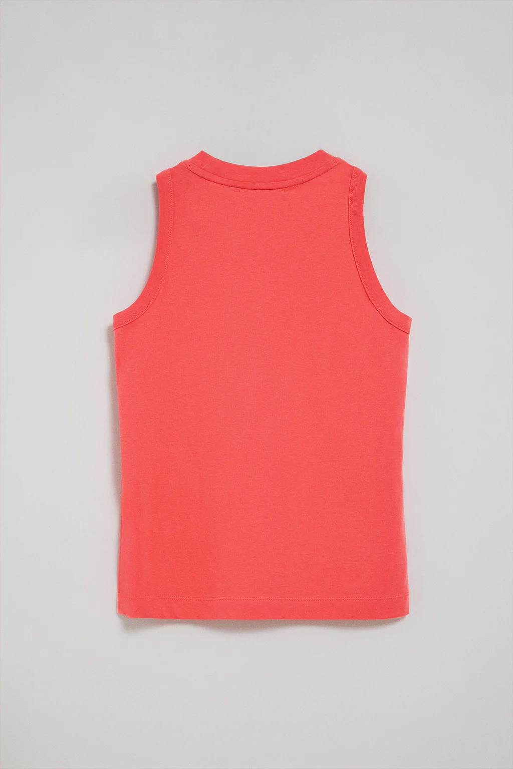 Camiseta básica color coral sin mangas y cuello redondo con logo bordado Rigby Go - Image 7