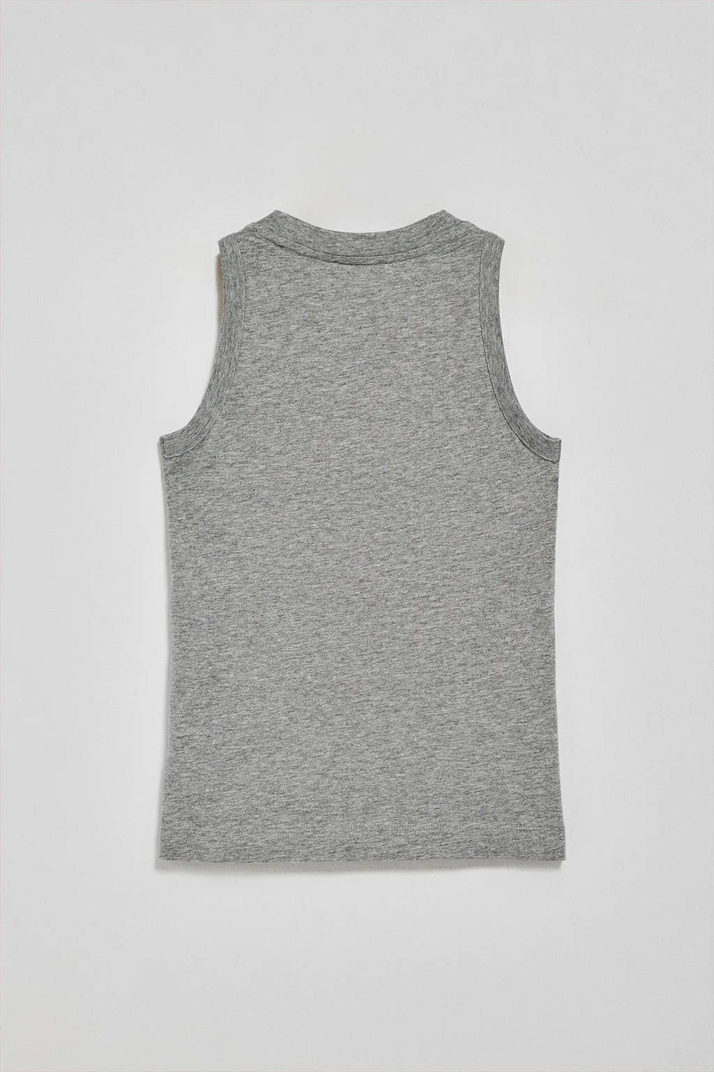 Camiseta básica gris vigoré sin mangas y cuello redondo con logo bordado Rigby Go - Image 9