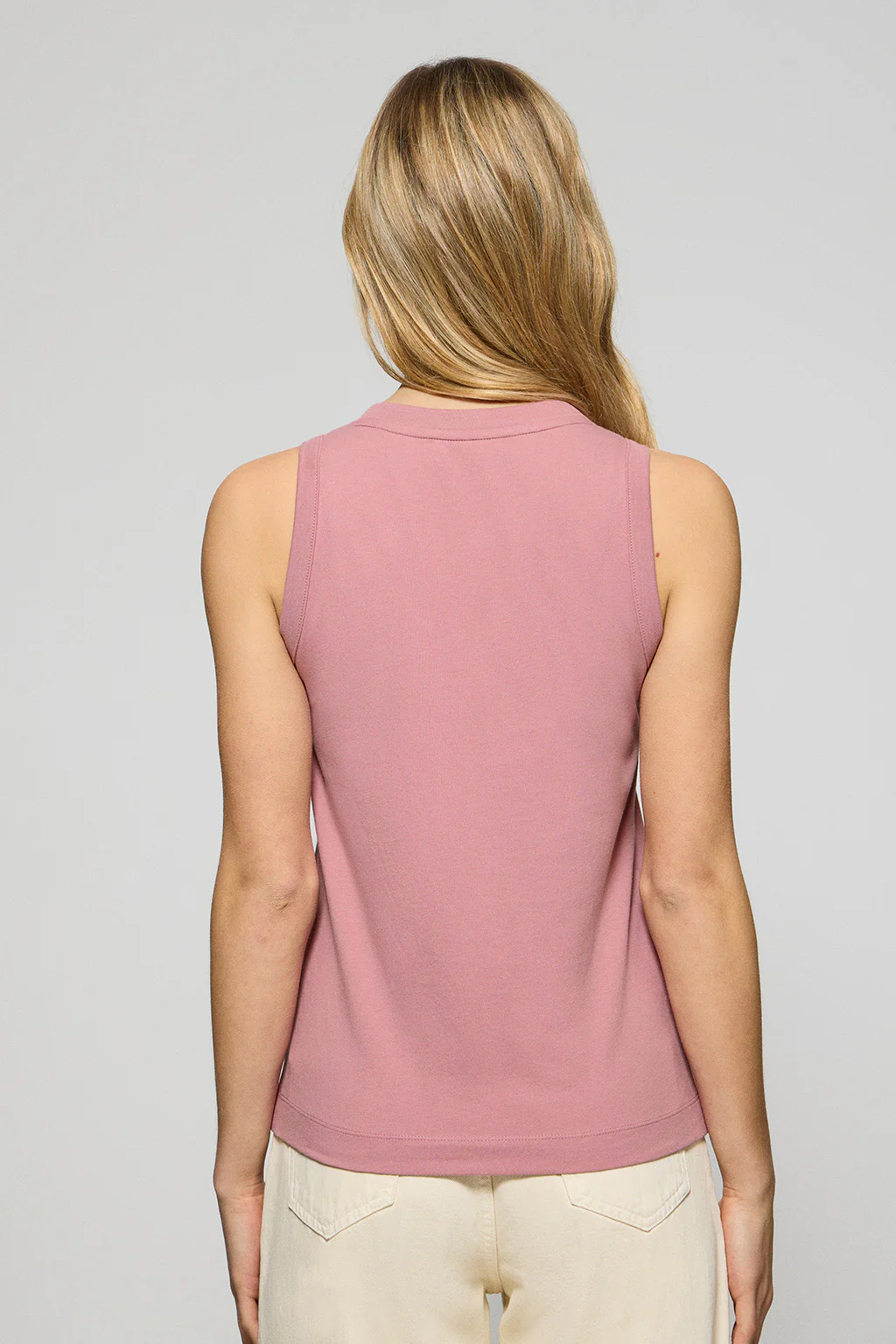 Camiseta básica rosa empolvado sin mangas y cuello redondo con logo bordado Rigby Go - Image 4