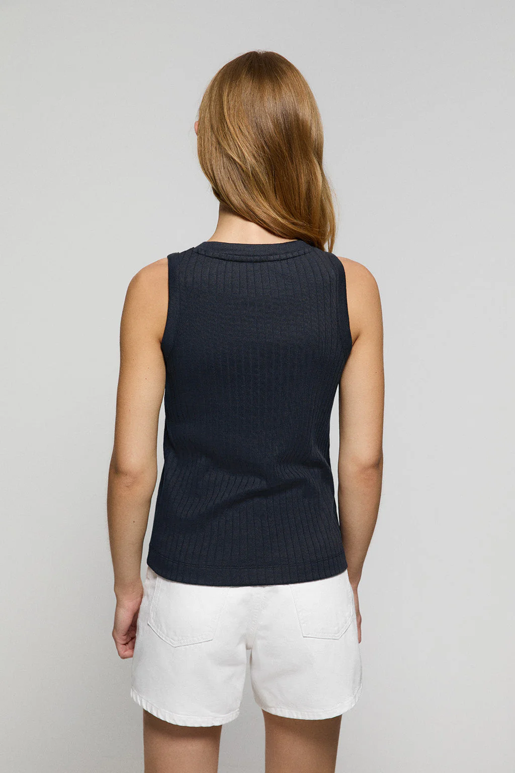 Camiseta top Tamika azul marino acanalada sin mangas con detalle de botón nacarado logotipado - Image 5