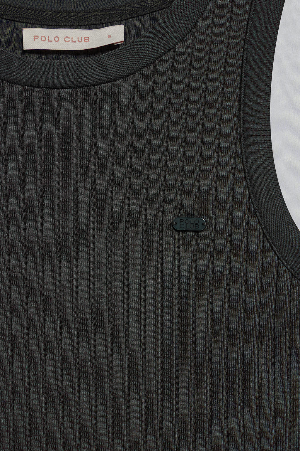 Camiseta top Tamika negra acanalada con detalle de botón nacarado Polo Club - Image 7