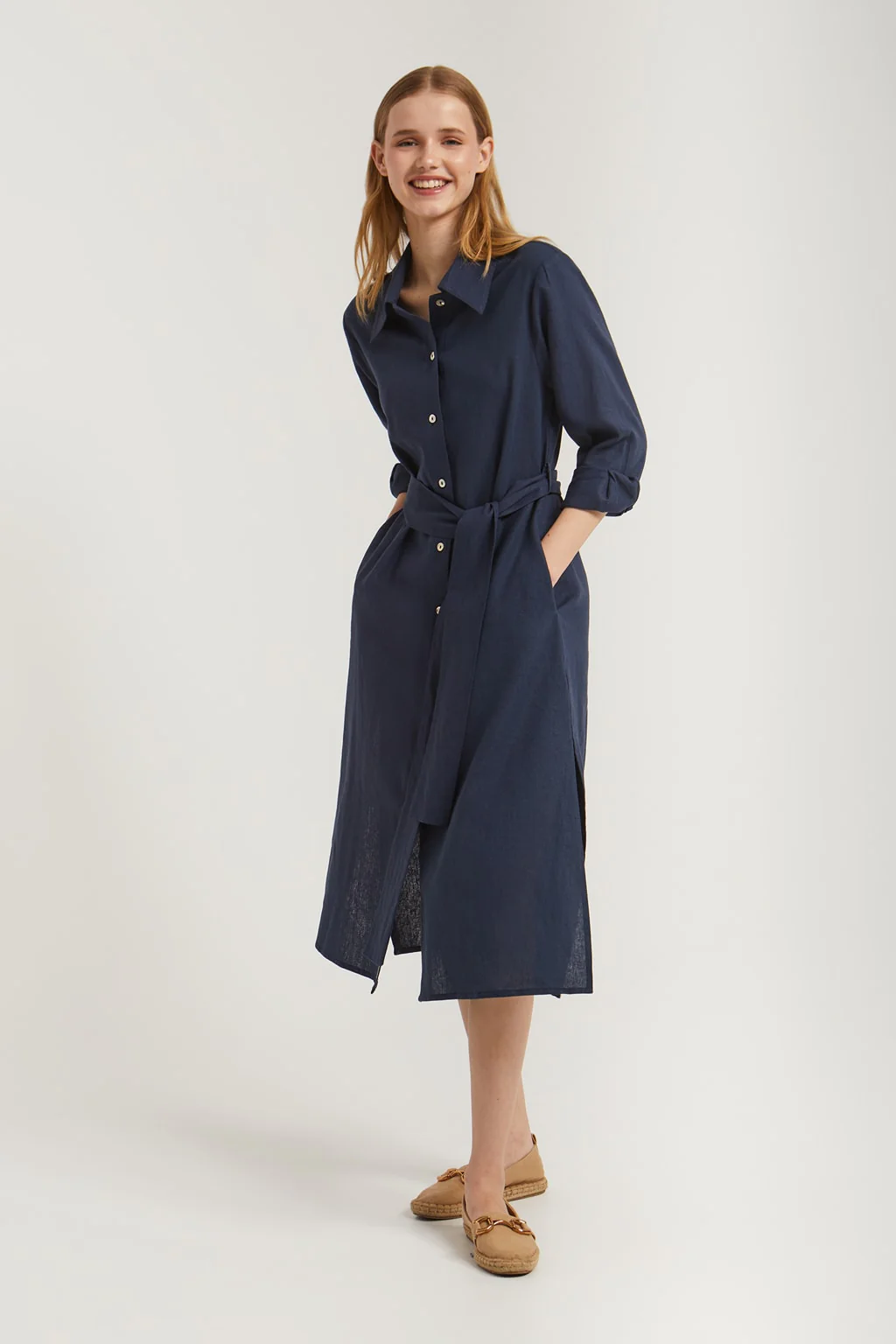 Vestido midi de lino azul marino con detalle bordado - Image 5