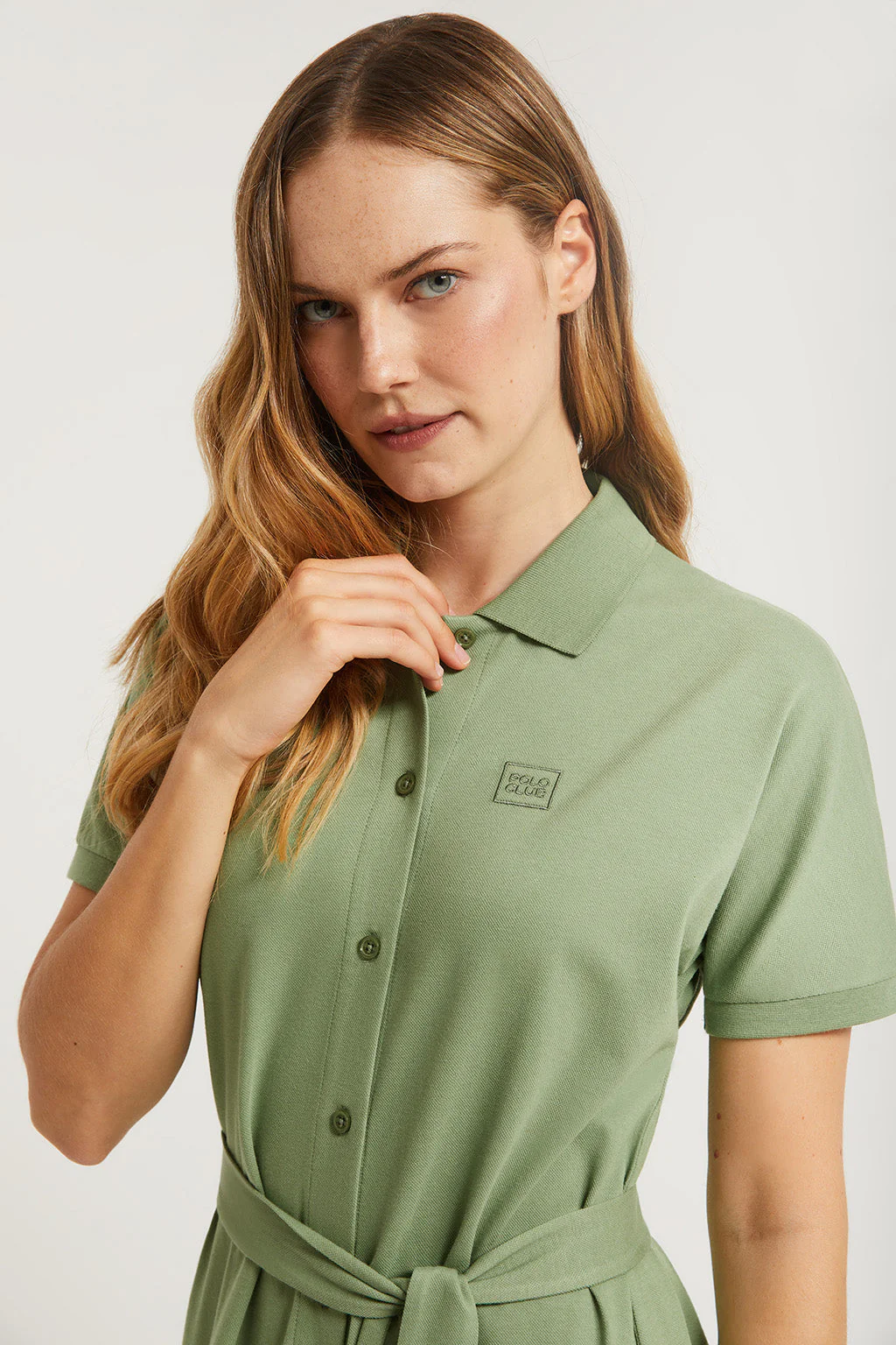 Vestido midi verde con logo bordado al tono - Image 3