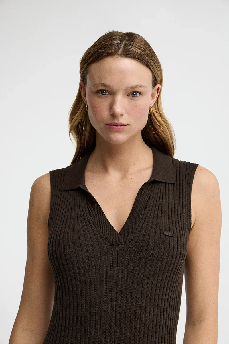 Vestido plisado color chocolate oscuro sin mangas con logo Polo Club - Image 3