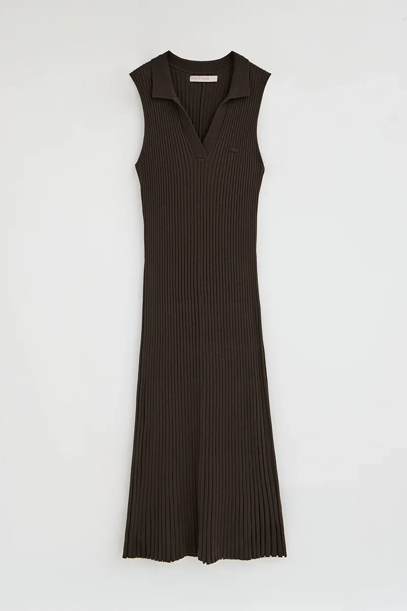 Vestido plisado color chocolate oscuro sin mangas con logo Polo Club - Image 6