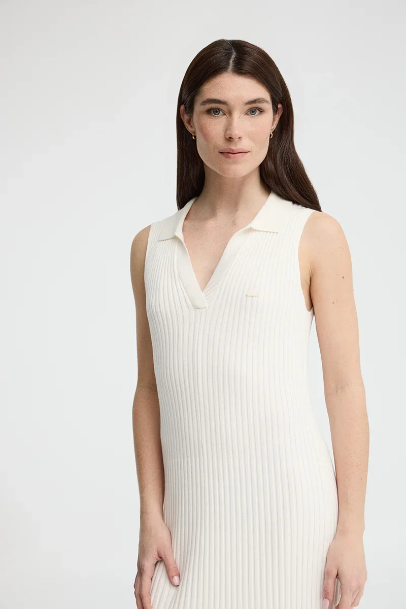 Vestido plisado color crudo sin mangas con logo Polo Club