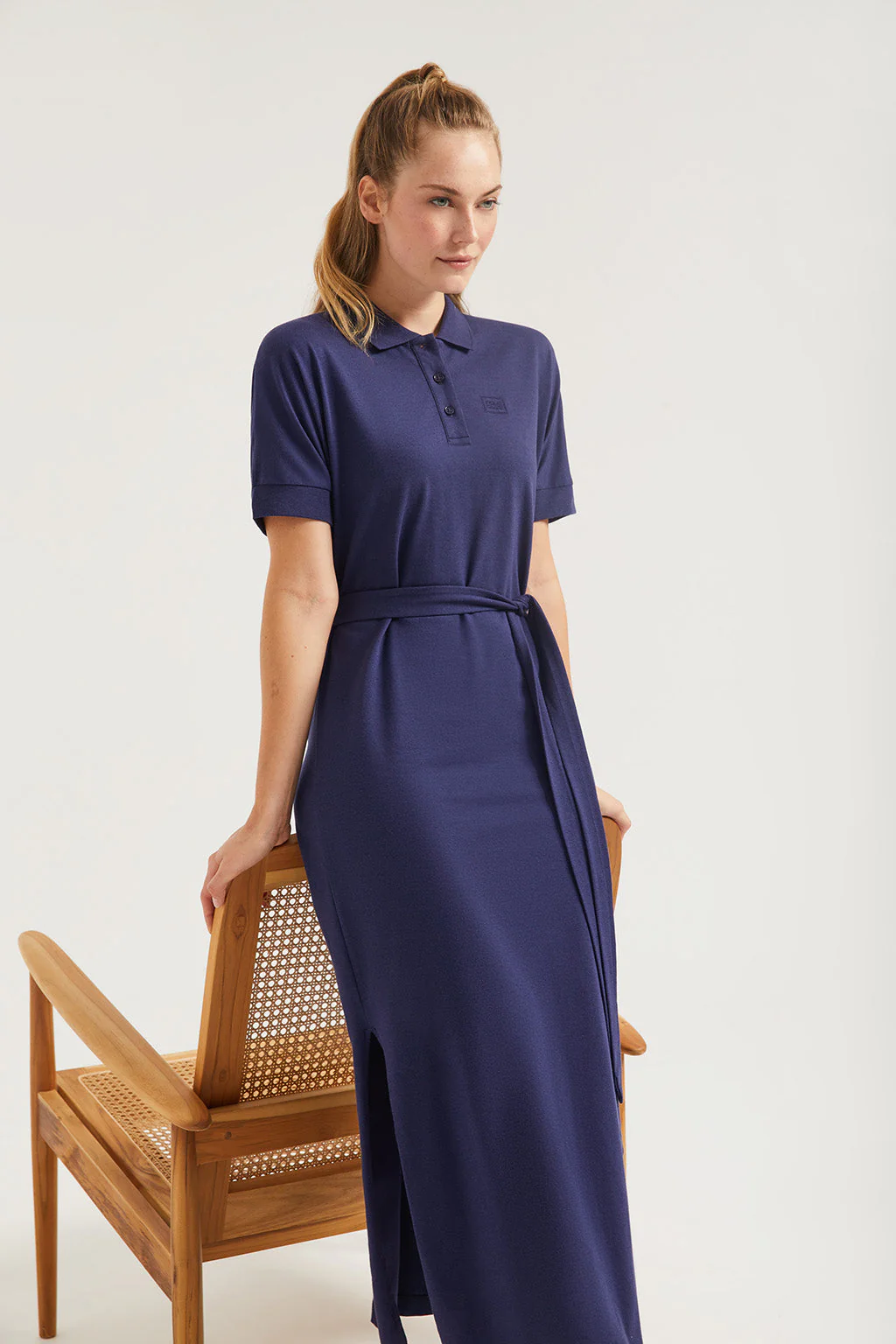 Vestido azul marino con manga dolman y bordado al tono - Image 5