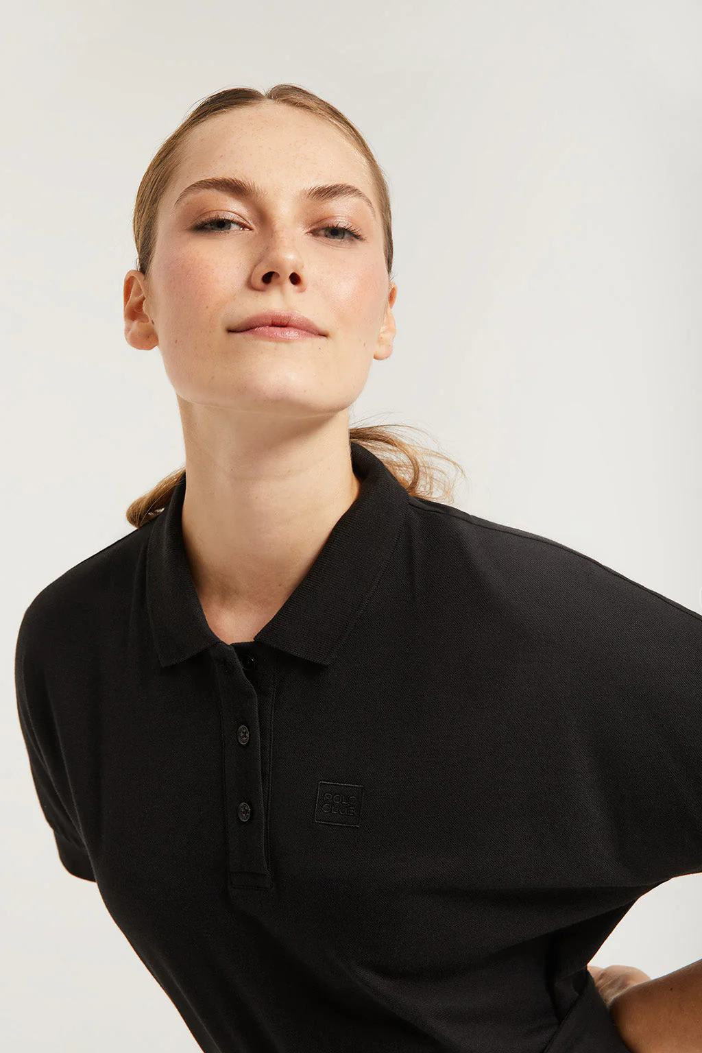 Vestido negro con manga dolman y bordado al tono - Image 3