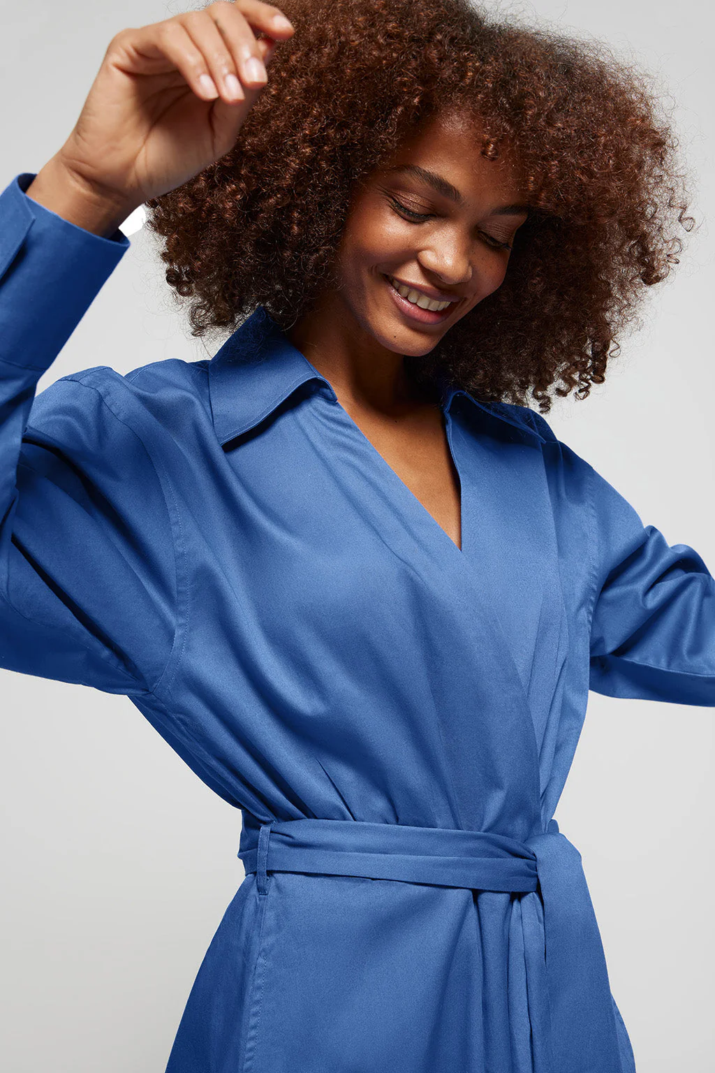 Vestido largo Capri en azul royal con detalle en el cuello - Image 3