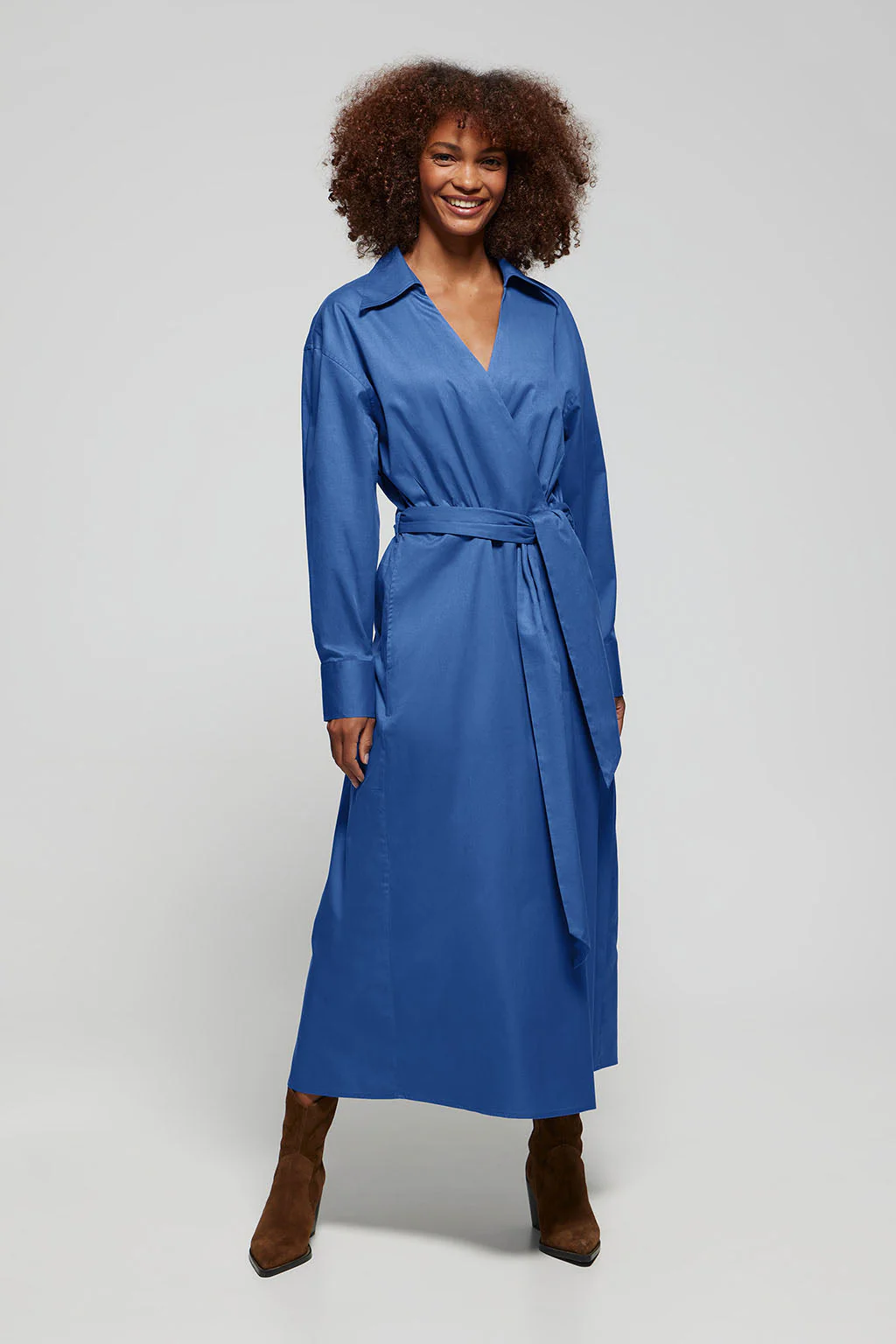 Vestido largo Capri en azul royal con detalle en el cuello - Image 4