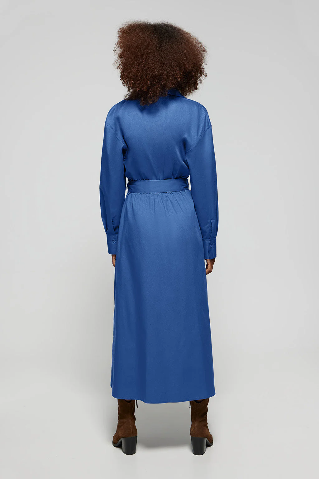 Vestido largo Capri en azul royal con detalle en el cuello - Image 8