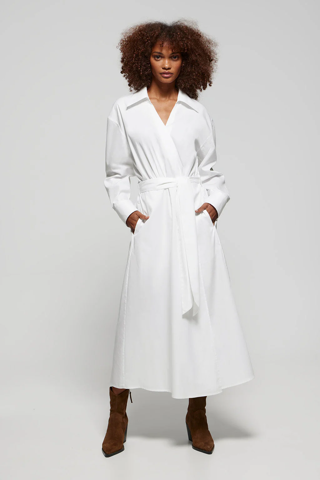 Vestido largo Capri en blanco con detalle en el cuello - Image 3