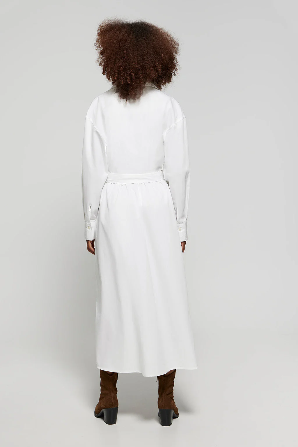 Vestido largo Capri en blanco con detalle en el cuello - Image 7