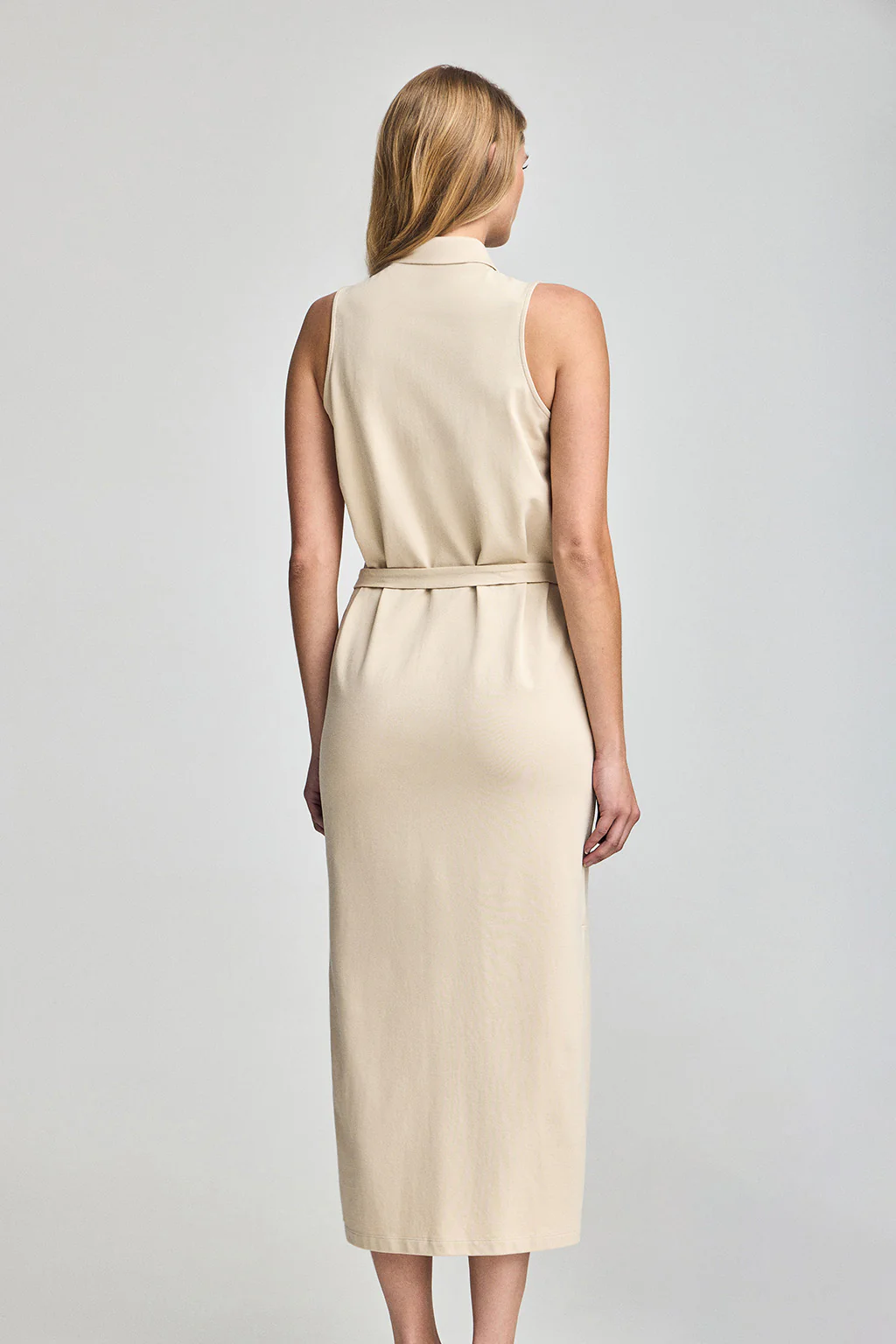 Vestido beige sin mangas abotonado con monograma bordado - Image 5