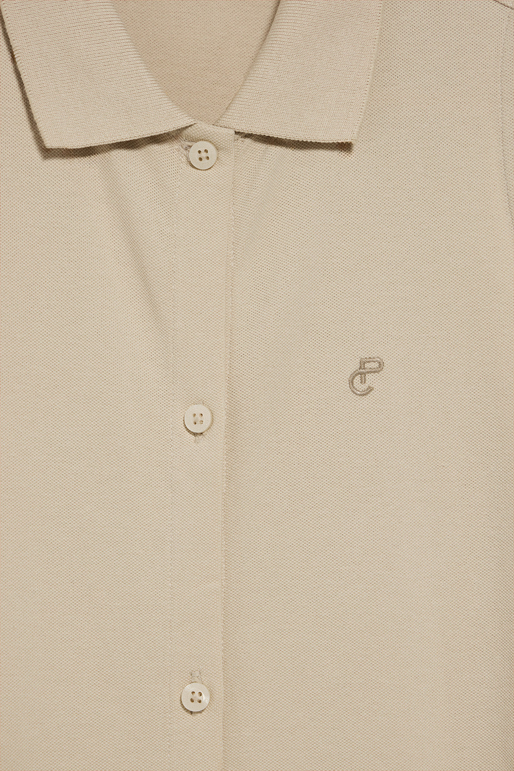 Vestido beige sin mangas abotonado con monograma bordado - Image 7