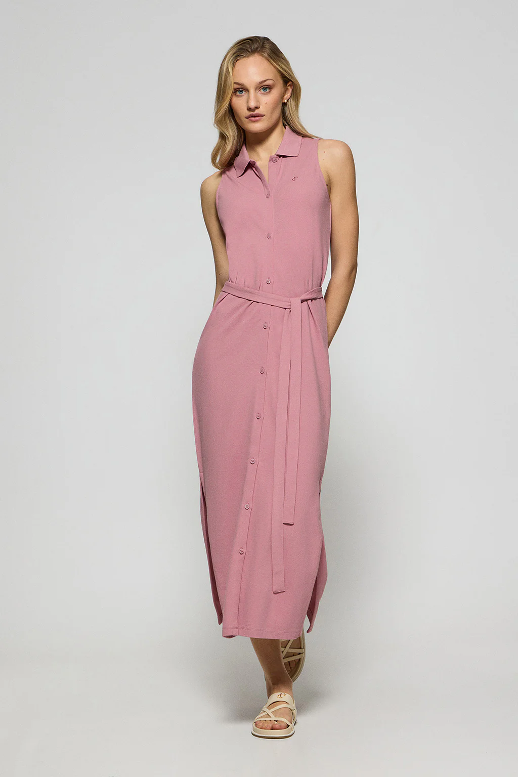 Vestido rosa empolvado sin mangas abotonado con monograma bordado - Image 4
