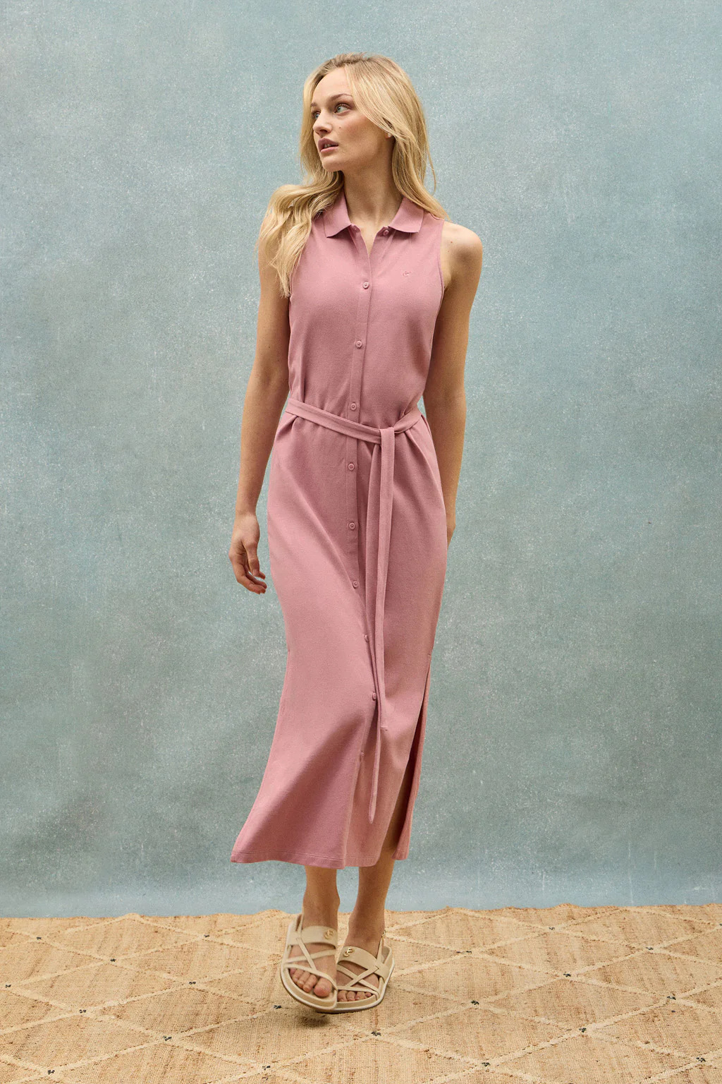 Vestido rosa empolvado sin mangas abotonado con monograma bordado - Image 8