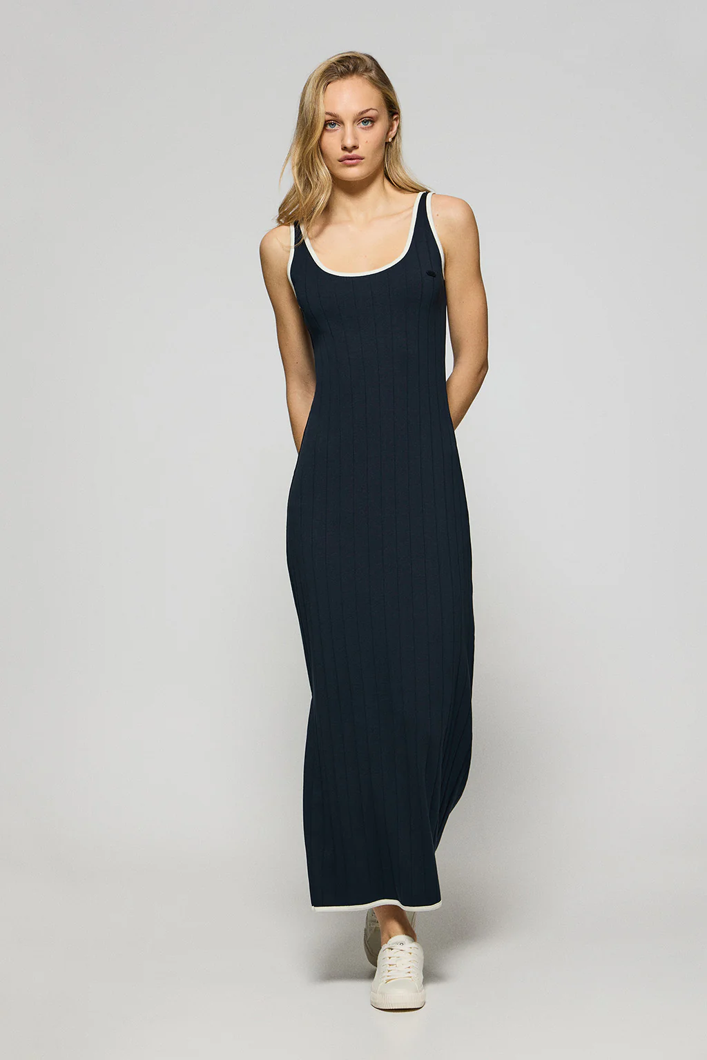 Vestido azul marino acanalado de tirantes con botón nacarado - Image 3