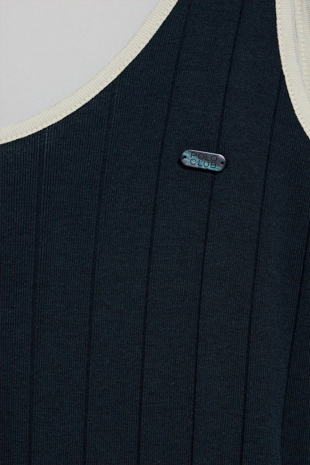 Vestido azul marino acanalado de tirantes con botón nacarado - Image 7