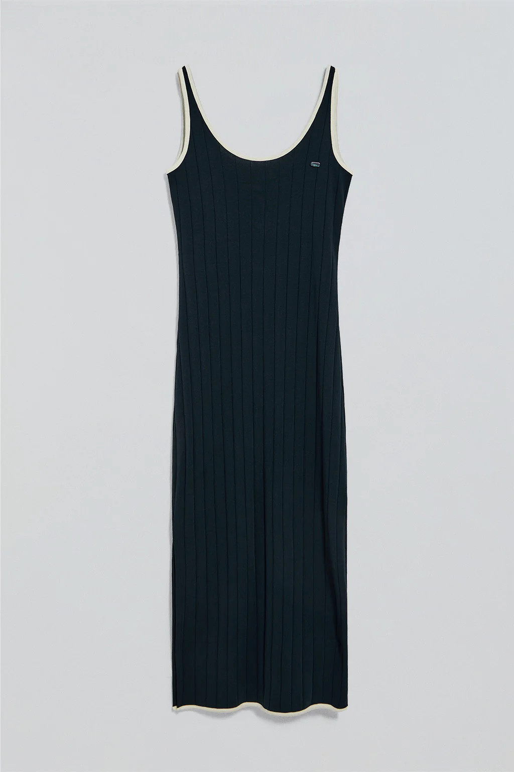 Vestido azul marino acanalado de tirantes con botón nacarado - Image 8