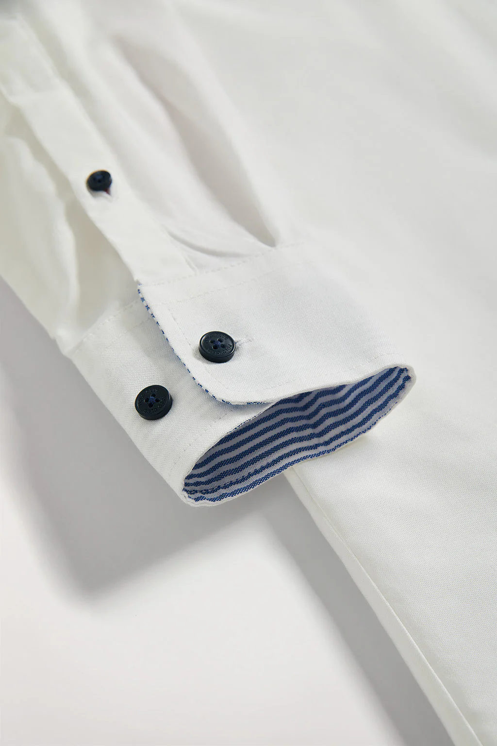 Vestido camisero blanco de manga larga con detalle bordado - Image 9