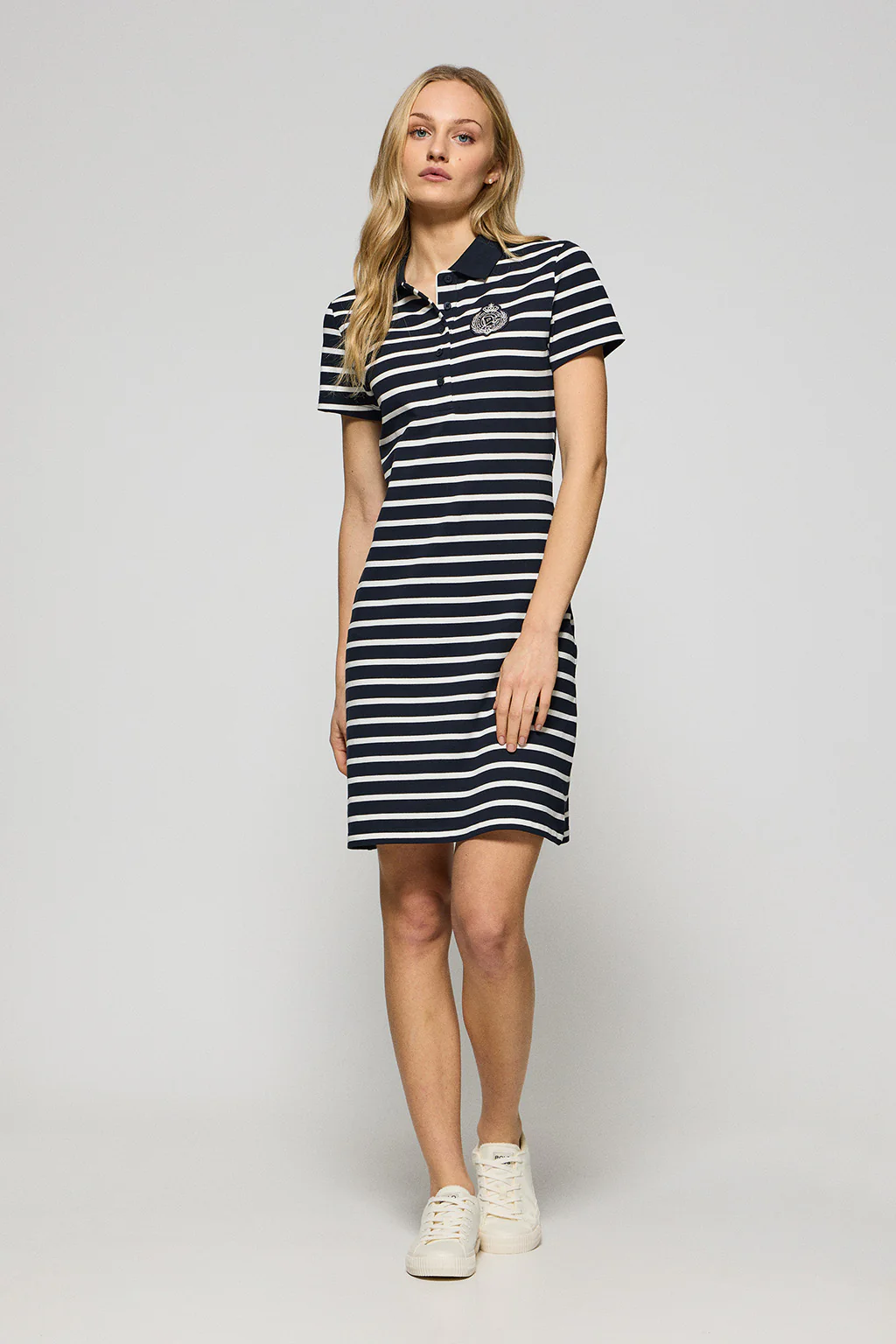 Vestido azul marino de rayas y cuello de polo con parche náutico - Image 3